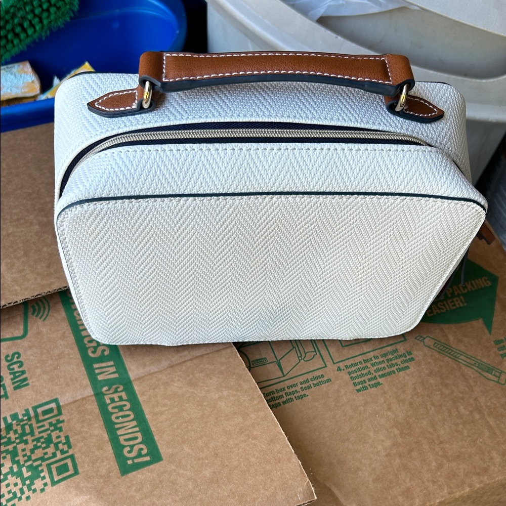 Estée Lauder white makeup case,